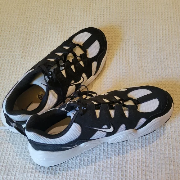 Nike Men's Black and White Athletic Shoes - Picture 6 of 8